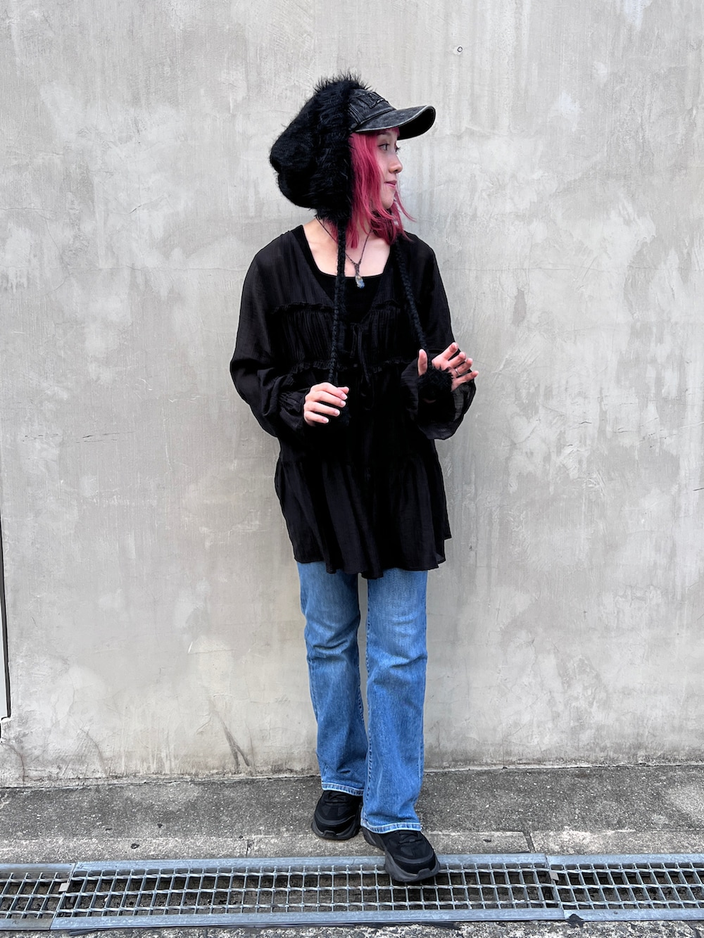 ブラック系のシャツ/ブラウス、グレー系のキャップ、ブラック系のハットを着用したレディースの秋コーディネートの3枚目の写真