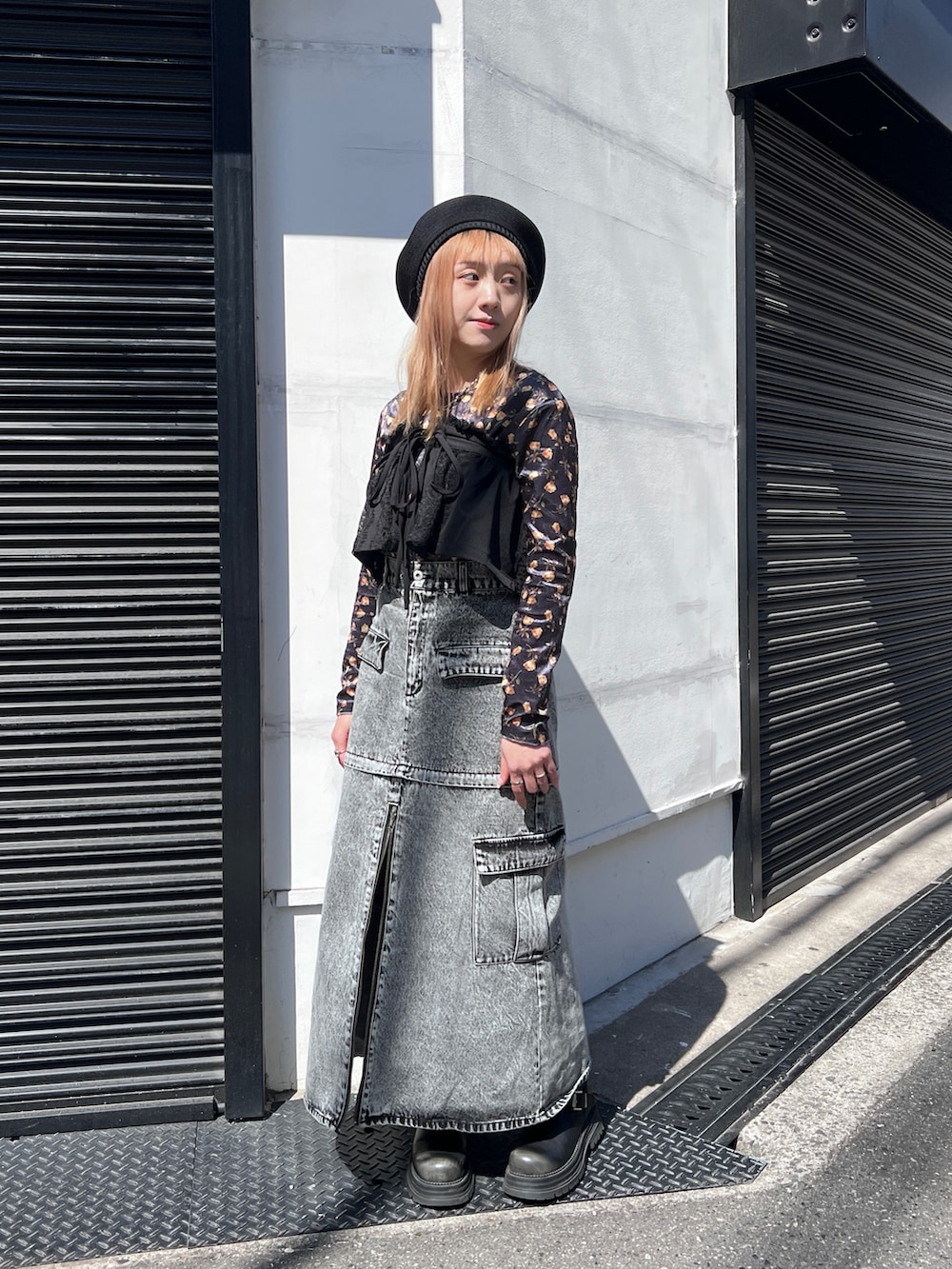 ブラック系のトップス、ブラック系のハンチング/ベレー帽を着用したレディースの春コーディネートの2枚目の写真