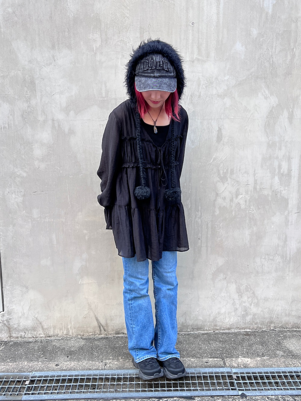 ブラック系のシャツ/ブラウス、グレー系のキャップ、ブラック系のハットを着用したレディースの秋コーディネートの2枚目の写真