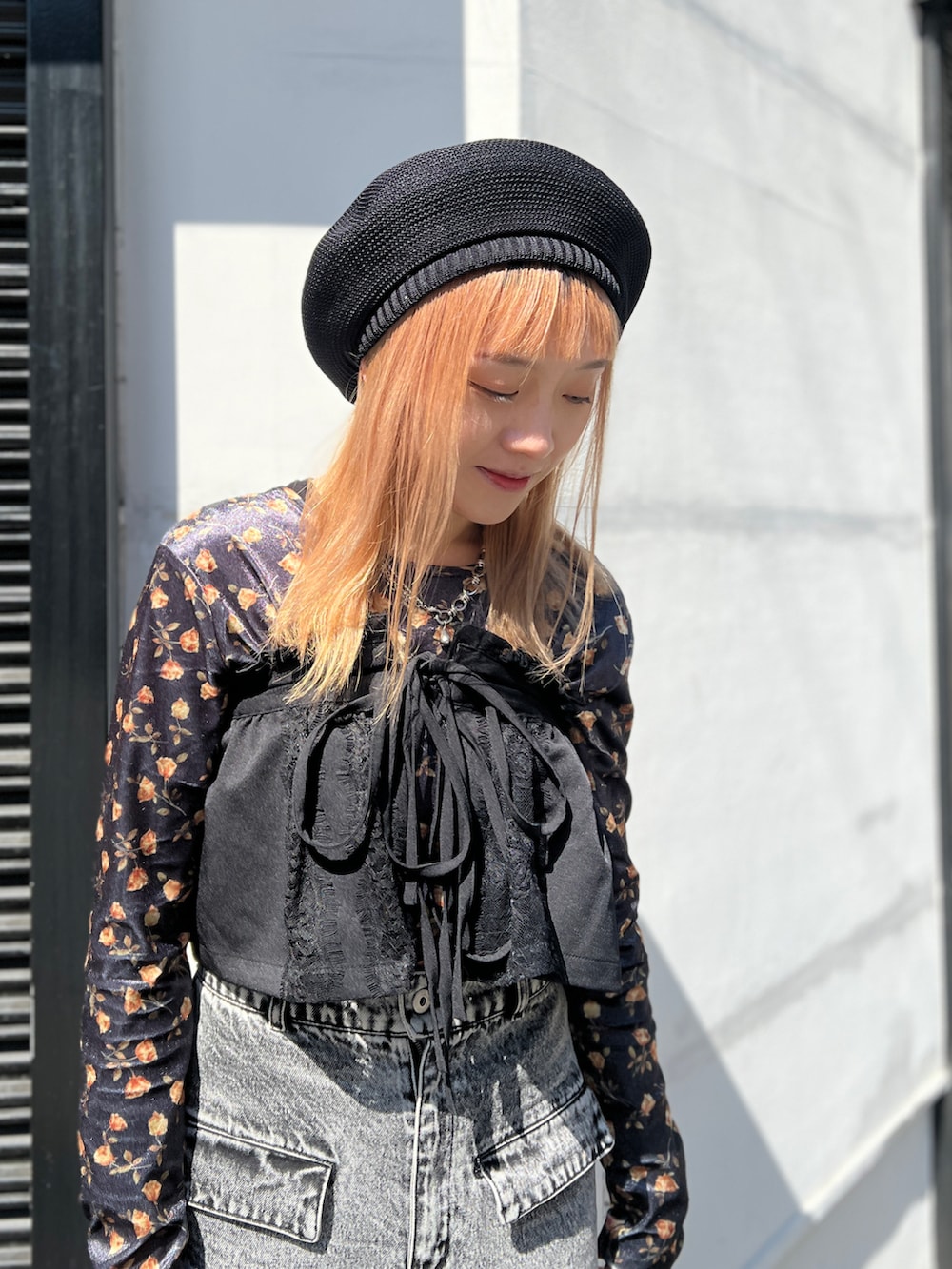 ブラック系のトップス、ブラック系のハンチング/ベレー帽を着用したレディースの春コーディネートの4枚目の写真