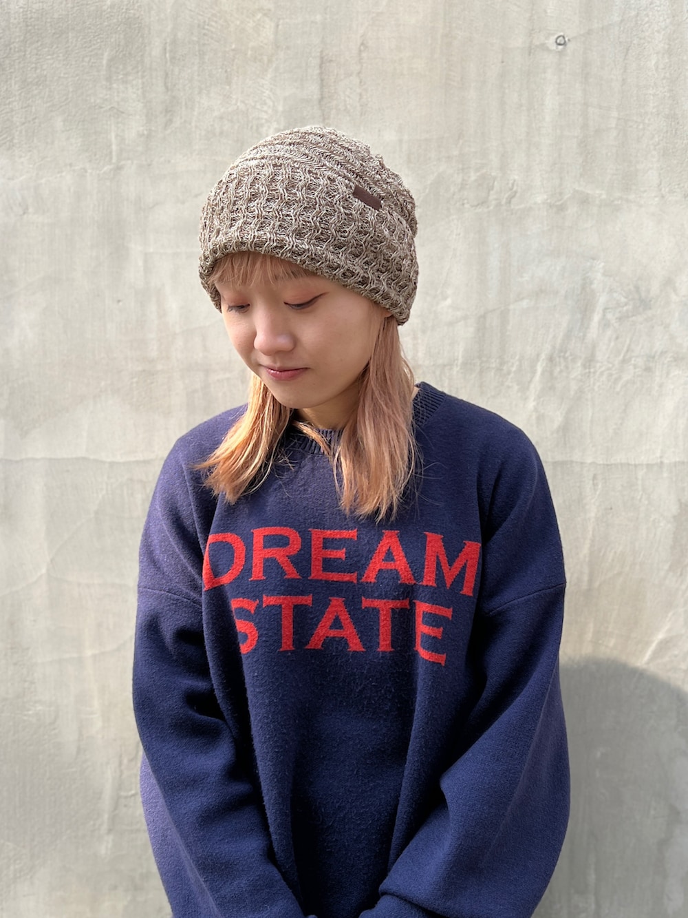 ベージュ系のニットキャップ/ビーニーを着用したレディースの冬コーディネートの4枚目の写真