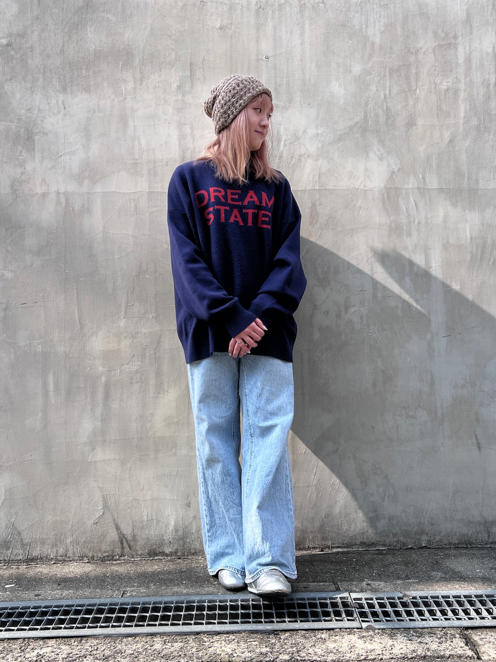 ベージュ系のニットキャップ/ビーニーを着用したレディースの冬コーディネートの3枚目の写真