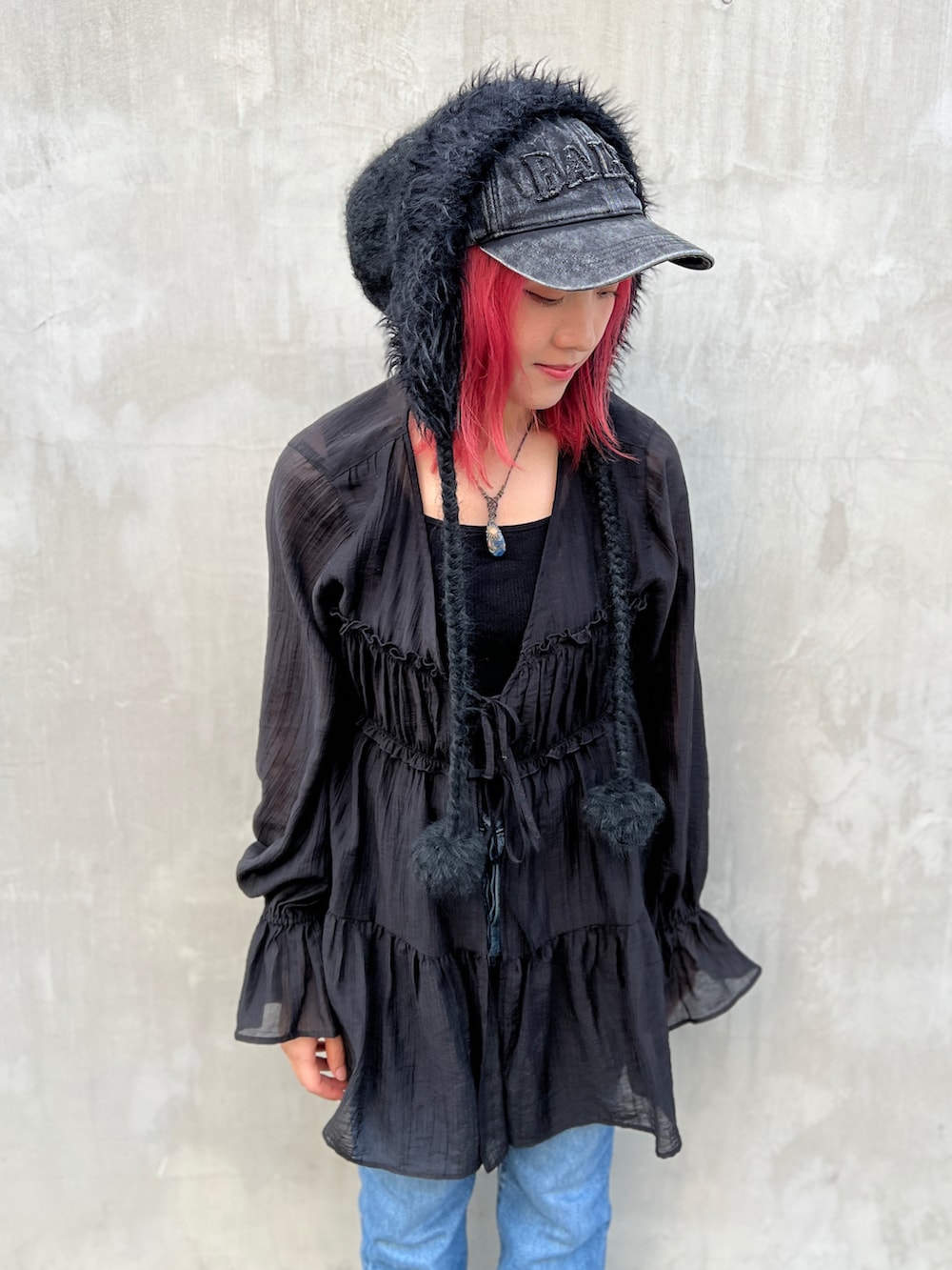 ブラック系のシャツ/ブラウス、グレー系のキャップ、ブラック系のハットを着用したレディースの秋コーディネートの5枚目の写真