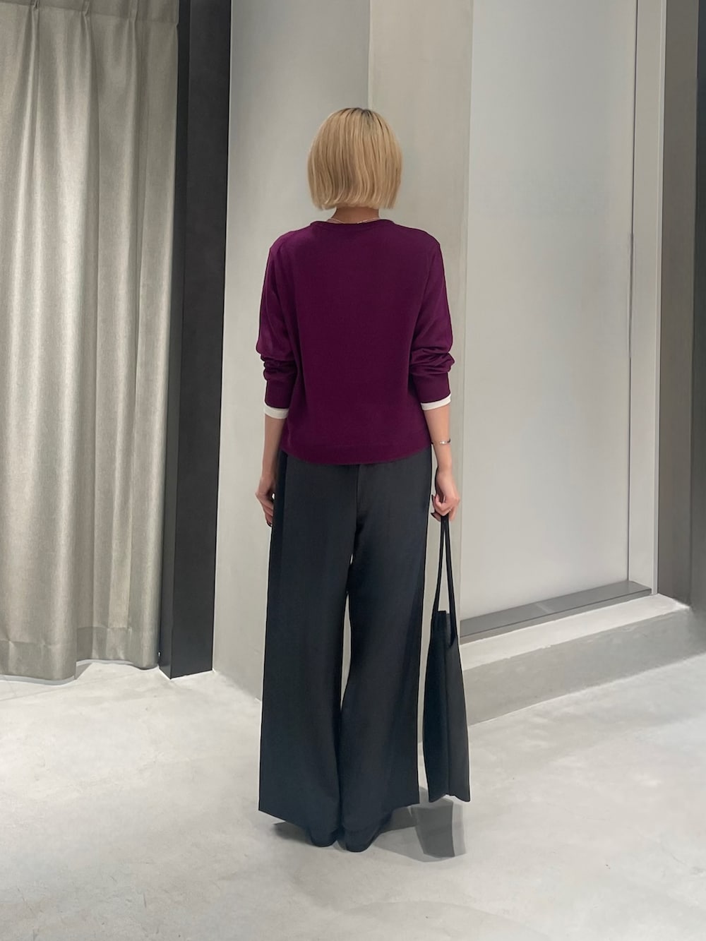 グレー系のその他パンツ、ブラック系のローファー、ブラック系のトートバッグを着用したレディースの秋コーディネートの3枚目の写真