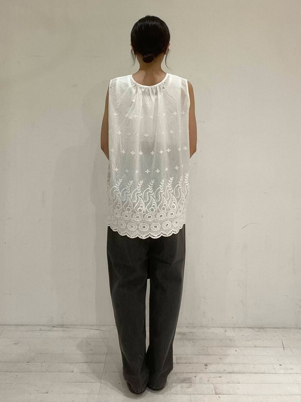 ブラック系のサンダル、ブラック系のボストンバッグ、ホワイト系のシャツ/ブラウスを着用したレディースの夏コーディネートの3枚目の写真