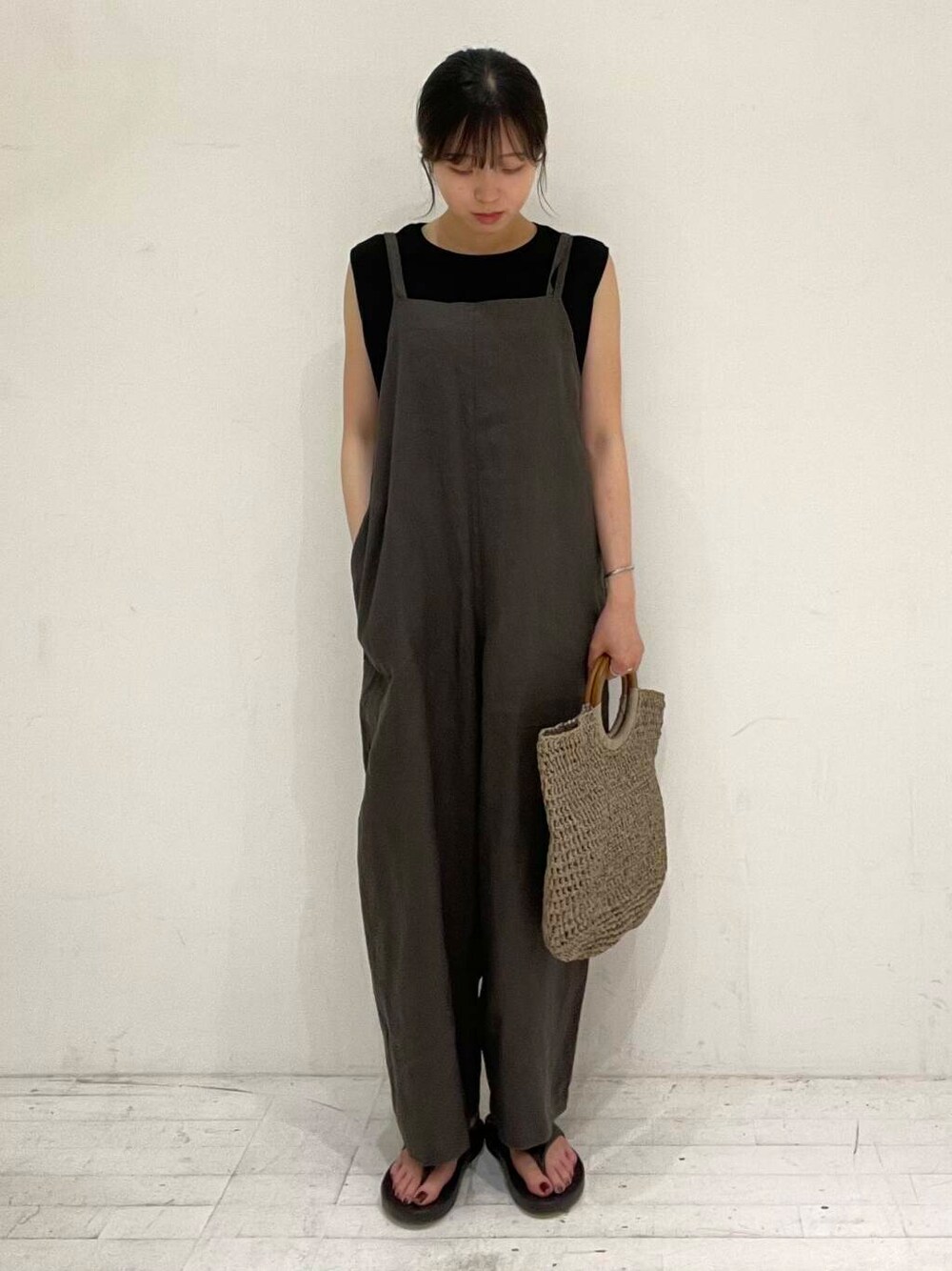 ブラック系のサンダル、グレー系のトートバッグ、グレー系のサロペット/オーバーオールを着用したレディースの夏コーディネートの2枚目の写真