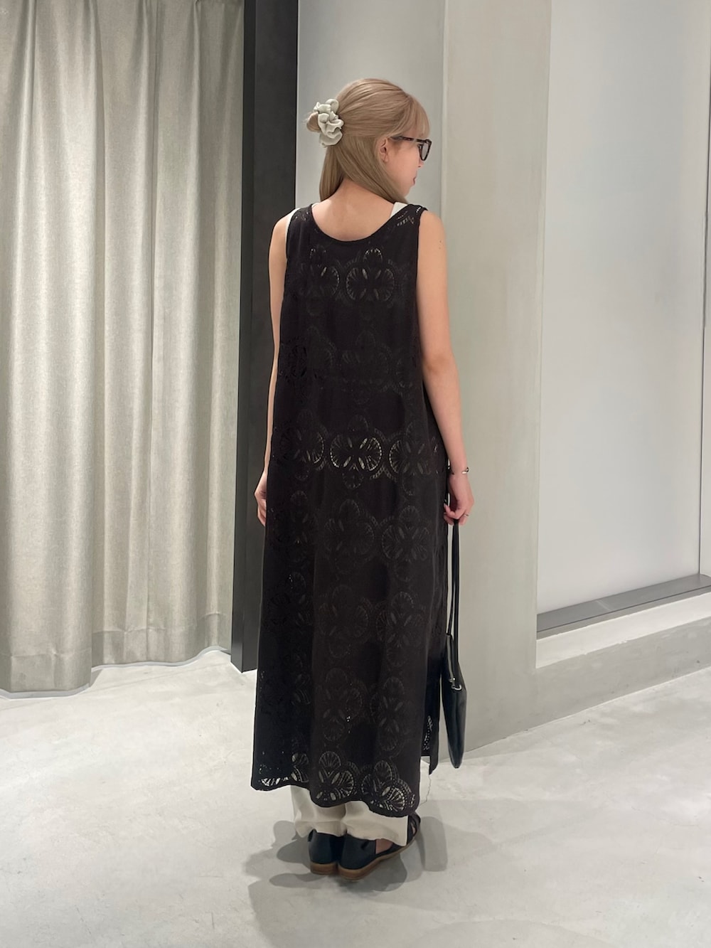 ブラック系のサンダル、ベージュ系のその他パンツ、ブラック系のハンドバッグを着用したレディースの夏コーディネートの3枚目の写真