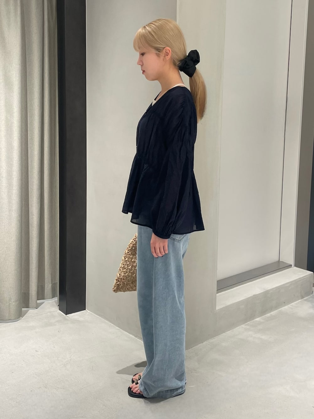 ブルー系のシャツ/ブラウス、ブルー系のデニムパンツ、ブラック系のサンダルを着用したレディースの春コーディネートの4枚目の写真