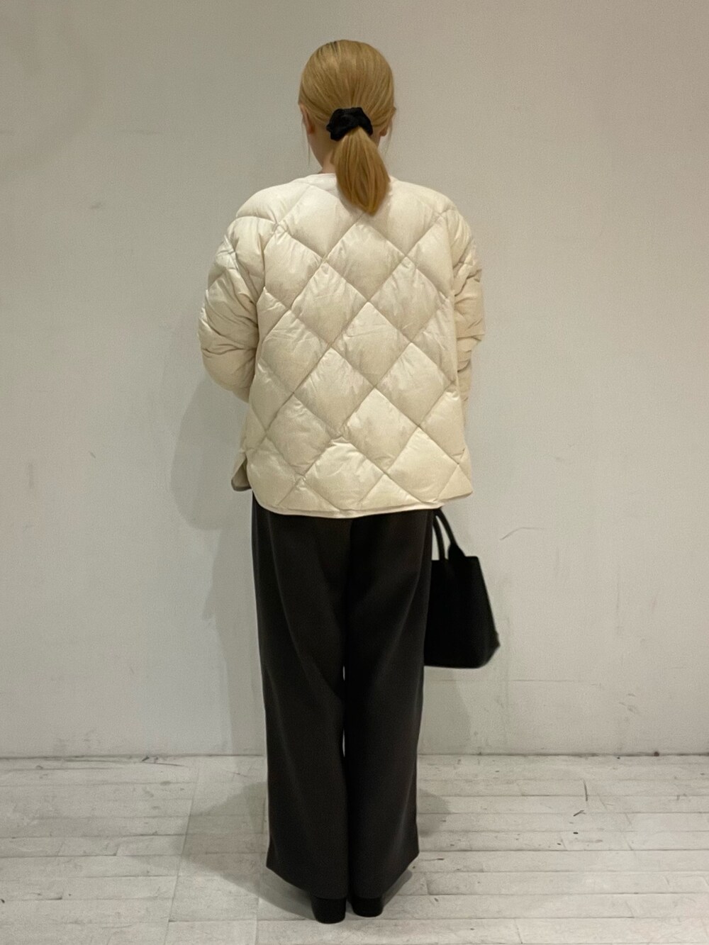 ホワイト系のその他アウター、グレー系のその他パンツ、グレー系のTシャツ/カットソーを着用したレディースの秋コーディネートの5枚目の写真