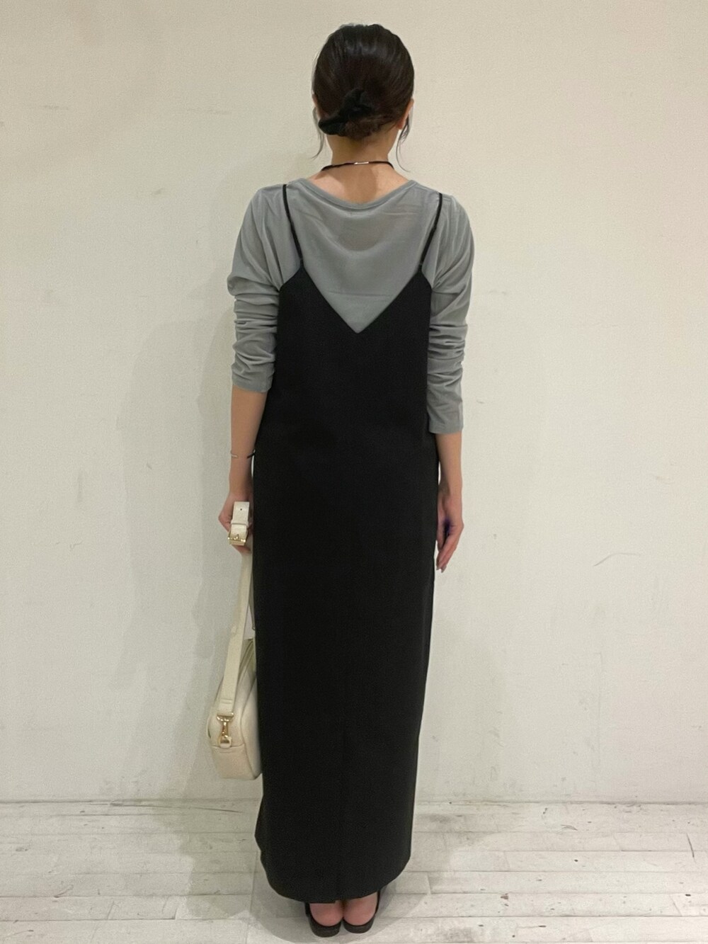 ブラック系のワンピース、ブラック系のサンダル、ホワイト系のショルダーバッグを着用したレディースの秋コーディネートの4枚目の写真