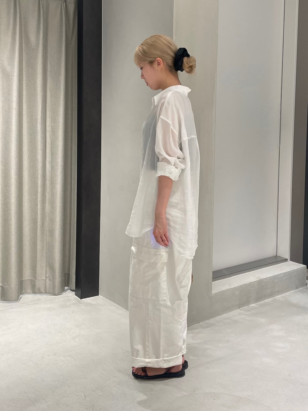 ホワイト系のその他パンツ、ホワイト系のシャツ/ブラウス、ブラック系のサンダルを着用したレディースの夏コーディネートの3枚目の写真