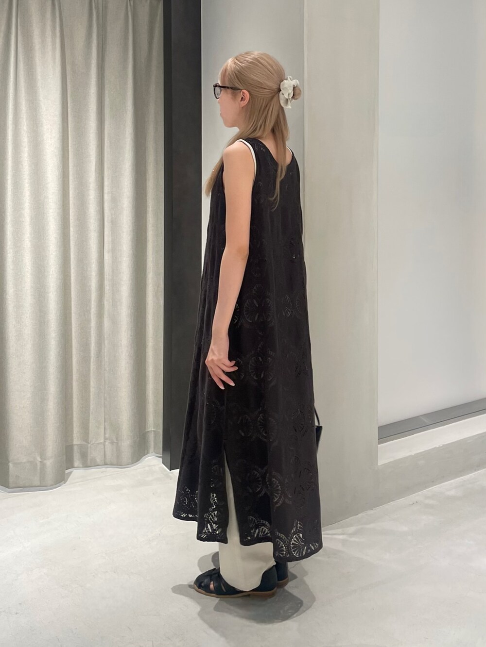 ブラック系のサンダル、ベージュ系のその他パンツ、ブラック系のハンドバッグを着用したレディースの夏コーディネートの2枚目の写真