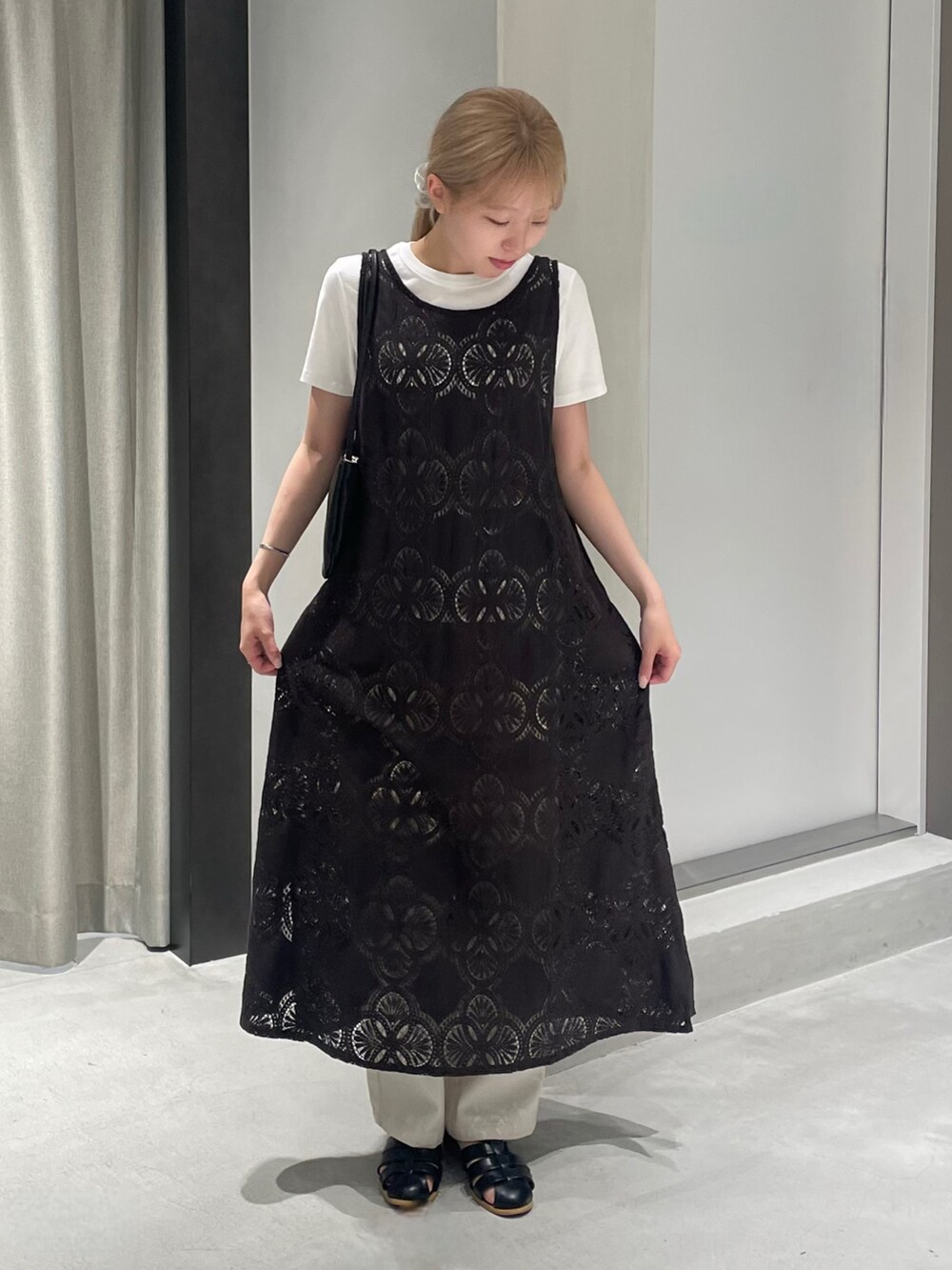 ブラック系のサンダル、ベージュ系のその他パンツ、ブラック系のハンドバッグを着用したレディースの夏コーディネートの6枚目の写真