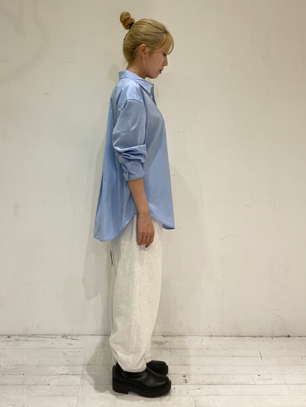 ブルー系のシャツ/ブラウス、ベージュ系のその他パンツ、ブラック系のボストンバッグを着用したレディースの秋コーディネートの3枚目の写真