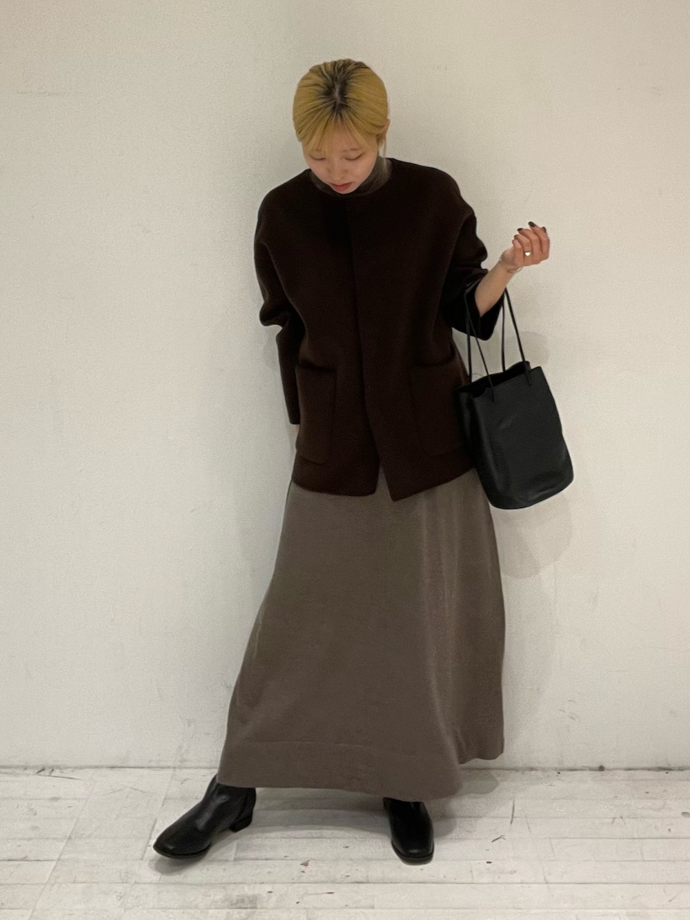 ブラウン系のその他アウター、ブラック系のショルダーバッグ、ブラウン系のワンピースを着用したレディースの秋コーディネートの3枚目の写真