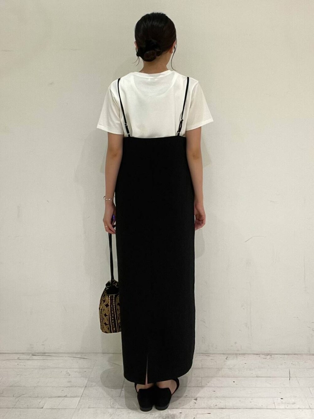 ブラック系のサンダル、ホワイト系のTシャツ/カットソー、ブラック系のショルダーバッグを着用したレディースの夏コーディネートの4枚目の写真
