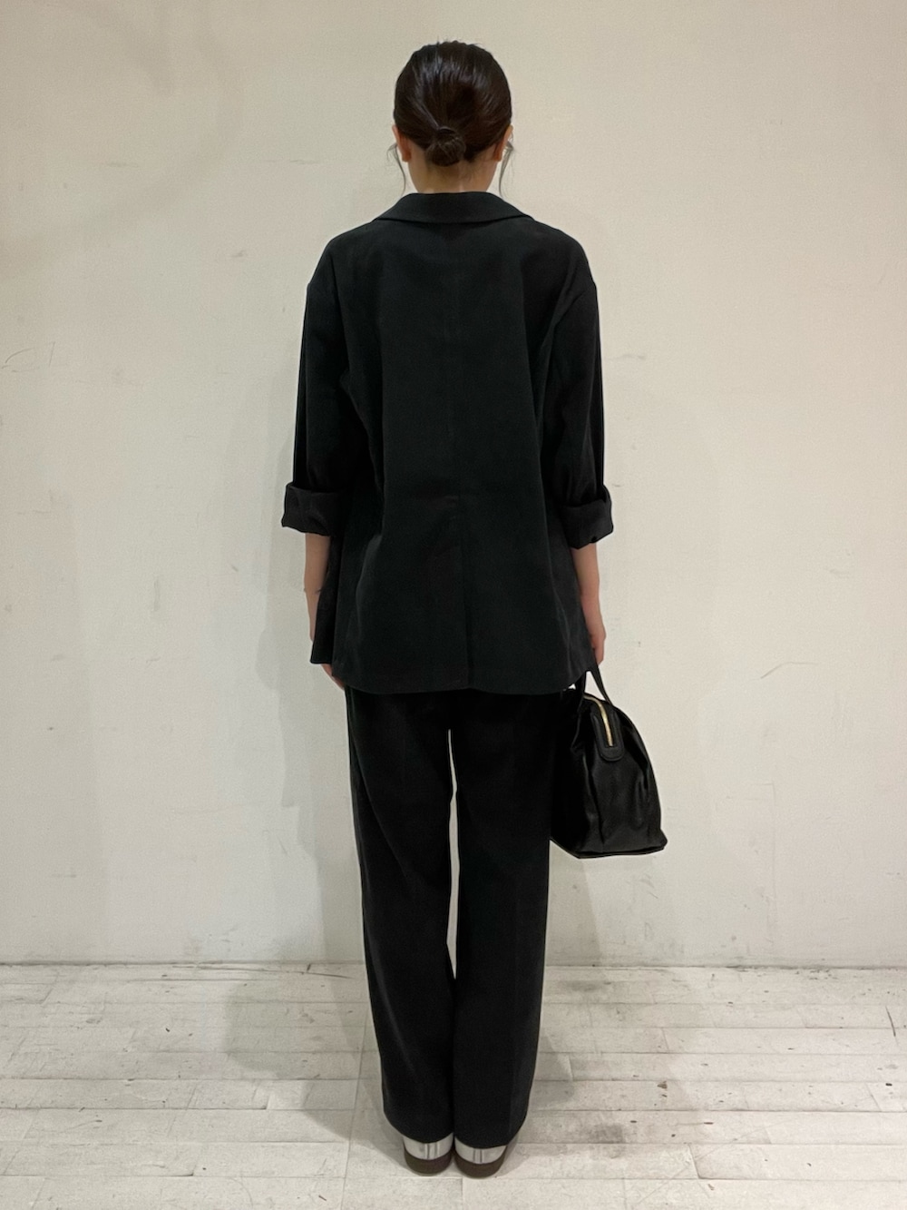 ブラック系のその他アウター、ブラック系のその他パンツ、ホワイト系のスニーカーを着用したレディースの秋コーディネートの4枚目の写真