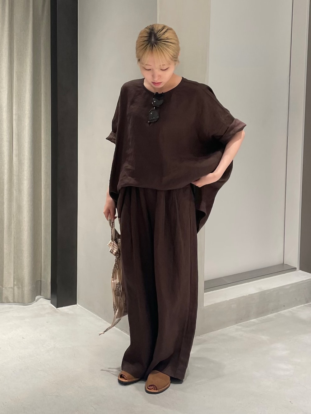 ブラウン系のシャツ/ブラウス、ブラウン系のその他パンツ、グリーン系のサンダルを着用したレディースの夏コーディネートの3枚目の写真