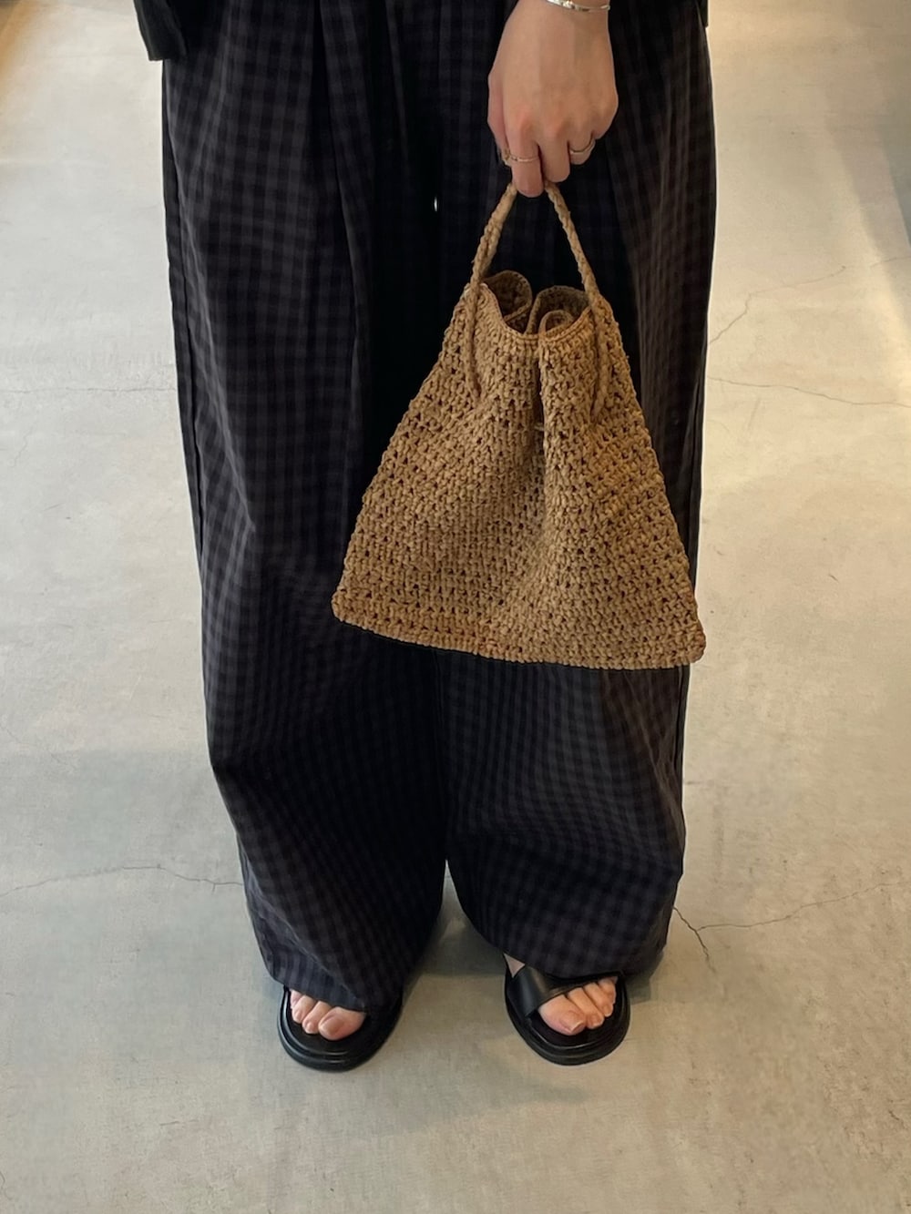 ブラック系のサンダル、グレー系のその他パンツ、ブラック系のシャツ/ブラウスを着用したレディースの春コーディネートの6枚目の写真