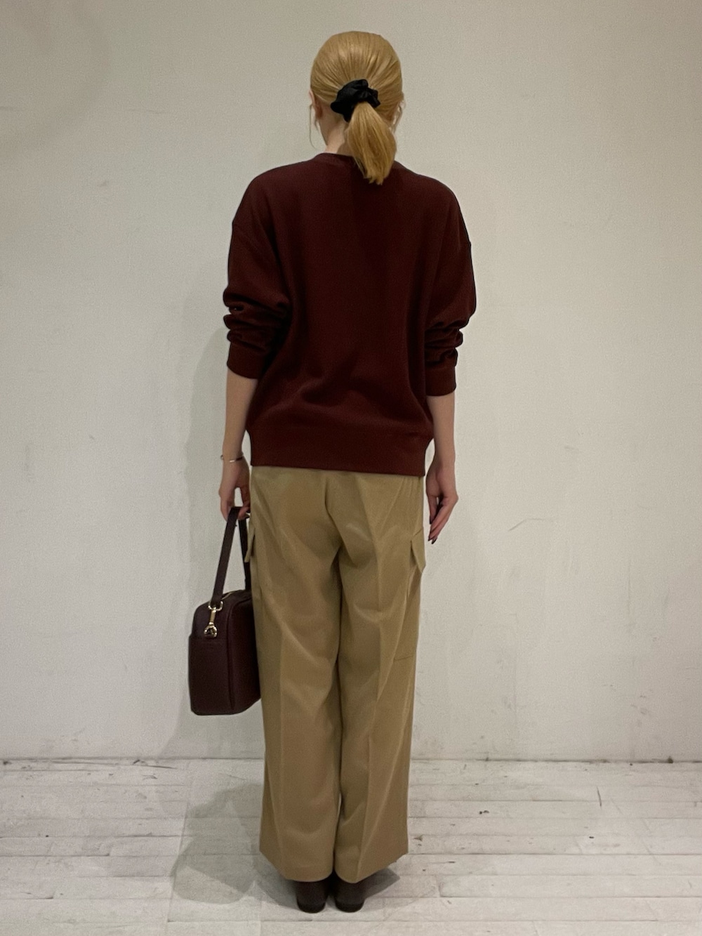 パープル系のその他パンツ、レッド系のカーディガン/ボレロ、レッド系のショルダーバッグを着用したレディースの秋コーディネートの4枚目の写真