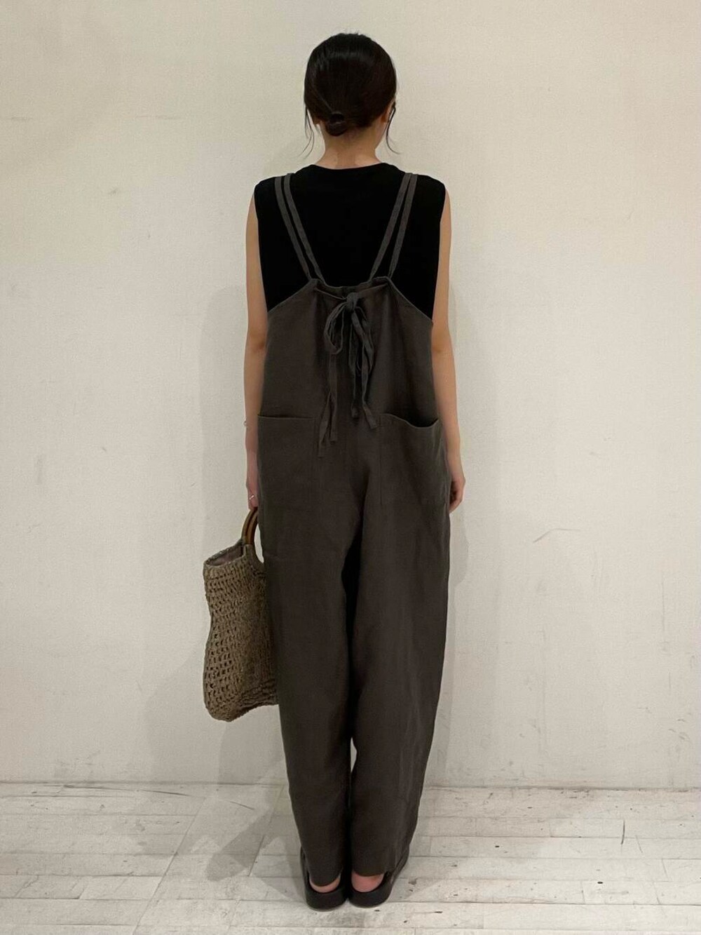 ブラック系のサンダル、グレー系のトートバッグ、グレー系のサロペット/オーバーオールを着用したレディースの夏コーディネートの4枚目の写真