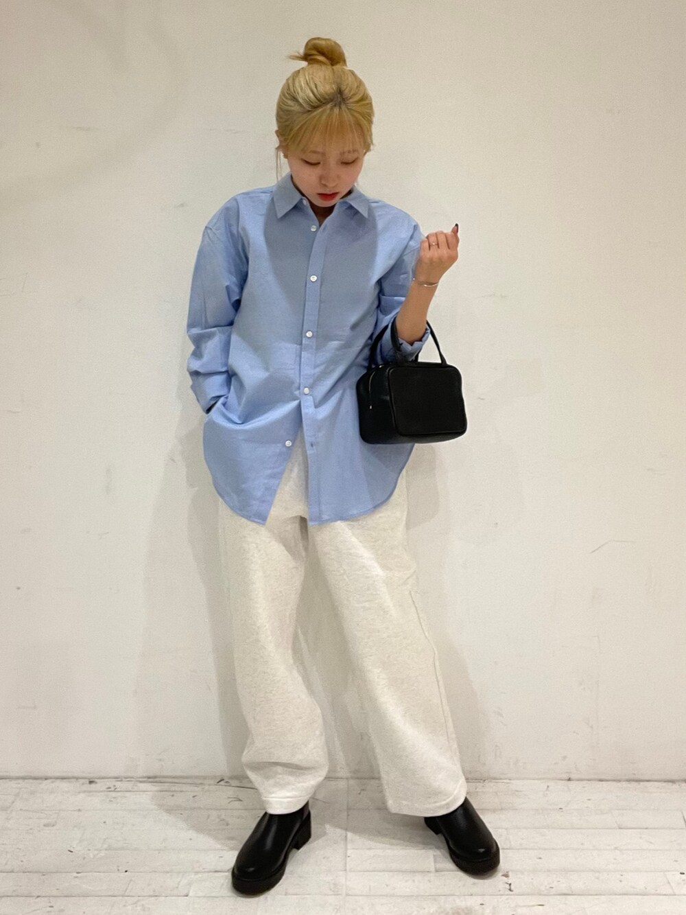 ブルー系のシャツ/ブラウス、ベージュ系のその他パンツ、ブラック系のボストンバッグを着用したレディースの秋コーディネートの2枚目の写真