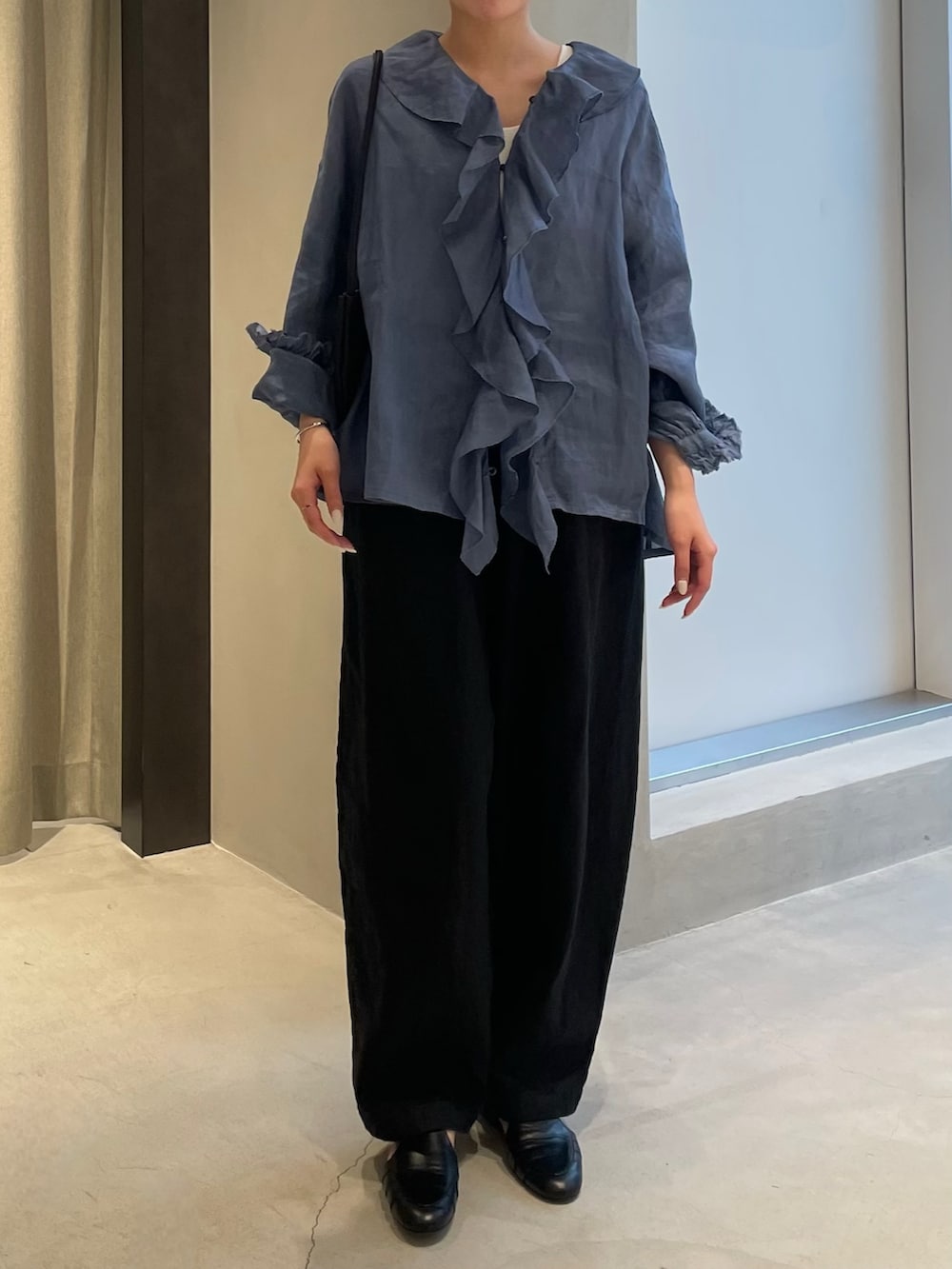 ブルー系のシャツ/ブラウス、ブラック系のその他パンツ、ブラック系のサンダルを着用したレディースの春コーディネートの2枚目の写真