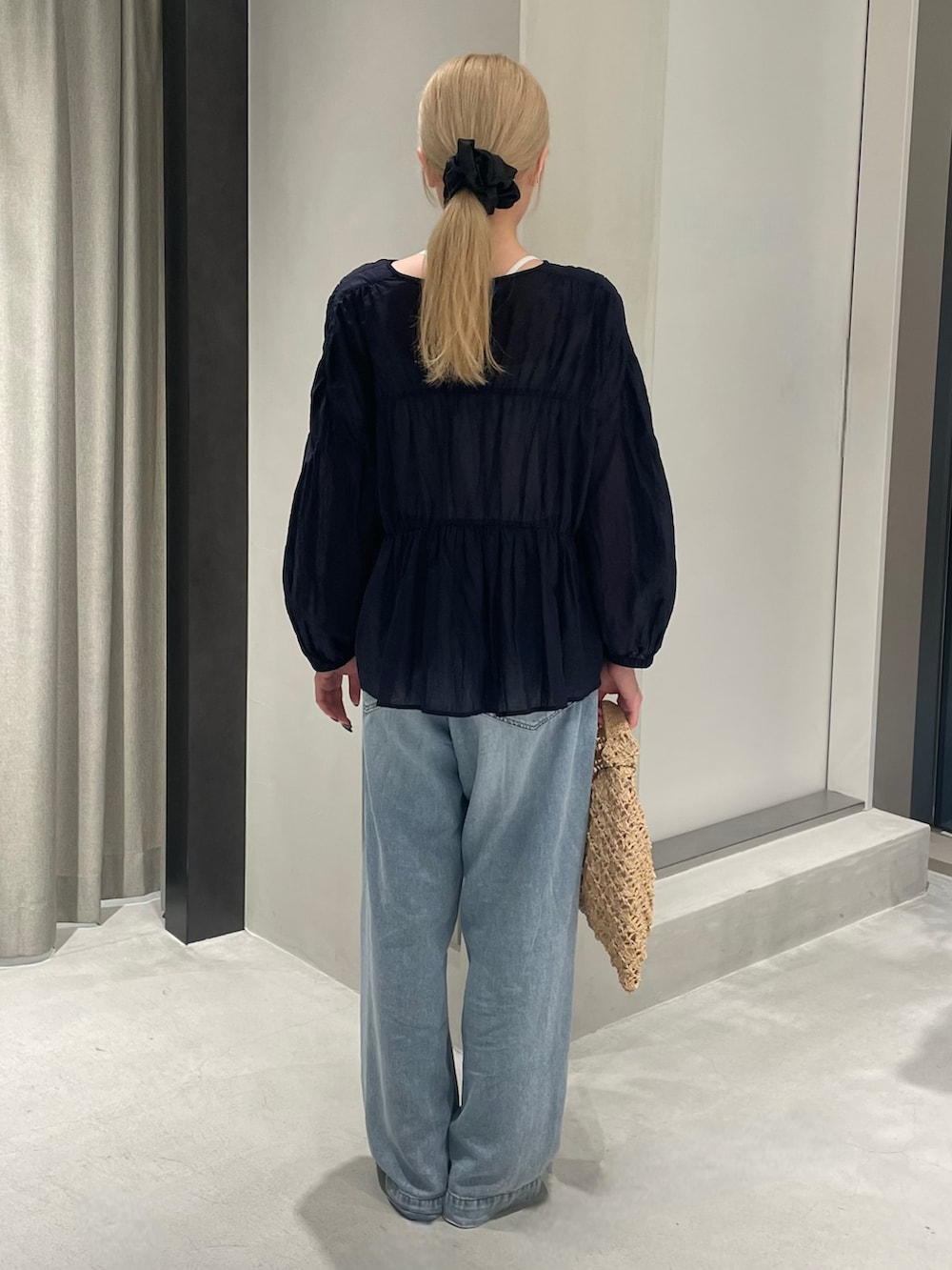 ブルー系のシャツ/ブラウス、ブルー系のデニムパンツ、ブラック系のサンダルを着用したレディースの春コーディネートの5枚目の写真