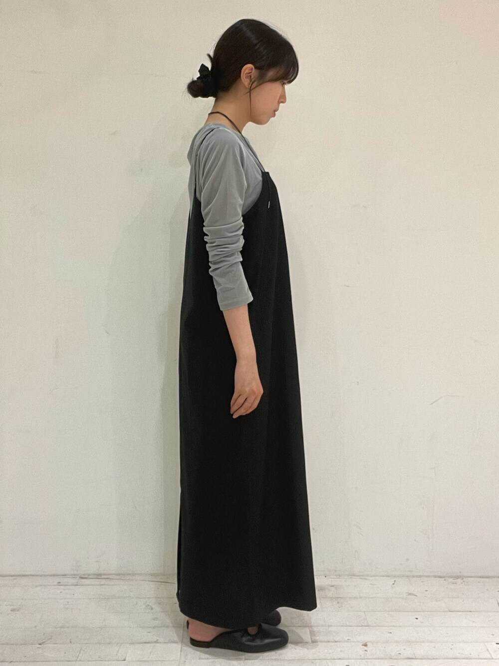 ブラック系のワンピース、ブラック系のサンダル、ホワイト系のショルダーバッグを着用したレディースの秋コーディネートの3枚目の写真