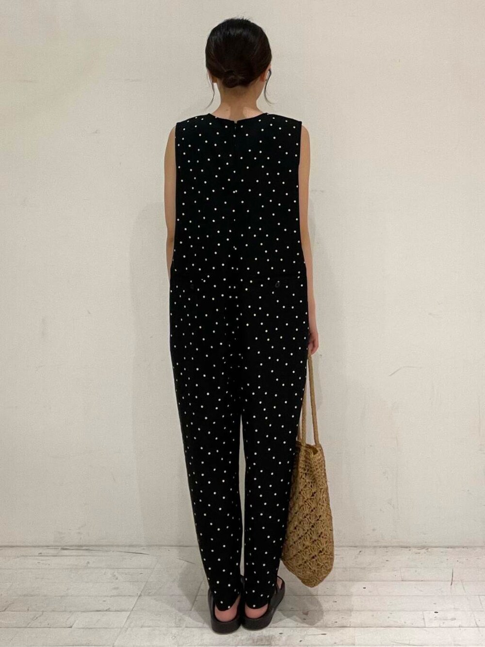 ホワイト系のタンクトップ、ブラック系のサンダル、ブラック系のサロペット/オーバーオールを着用したレディースの夏コーディネートの4枚目の写真