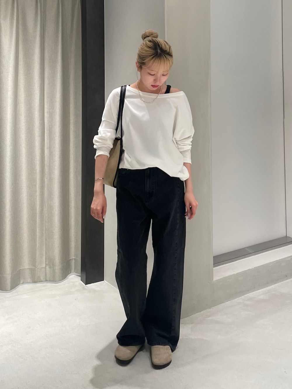 ベージュ系のトートバッグ、ベージュ系のその他シューズ、ホワイト系のTシャツ/カットソーを着用したレディースの秋コーディネートの2枚目の写真