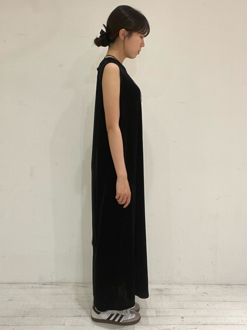 ブラック系のワンピース、ホワイト系のスニーカー、グレー系のハンドバッグを着用したレディースの秋コーディネートの3枚目の写真