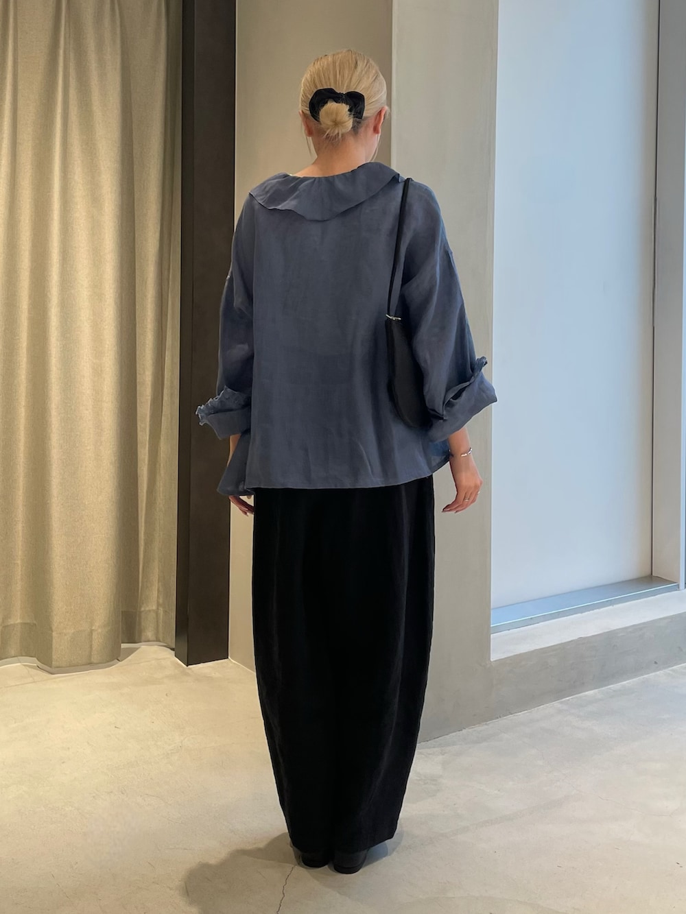 ブルー系のシャツ/ブラウス、ブラック系のその他パンツ、ブラック系のサンダルを着用したレディースの春コーディネートの4枚目の写真