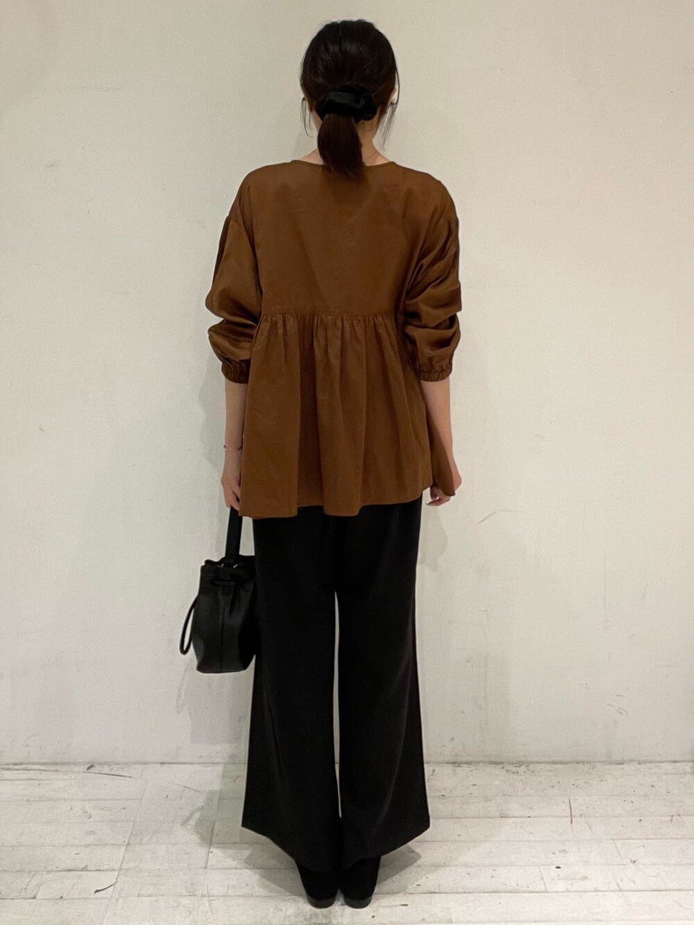 ブラウン系のシャツ/ブラウス、ブラック系のショルダーバッグを着用したレディースの秋コーディネートの4枚目の写真