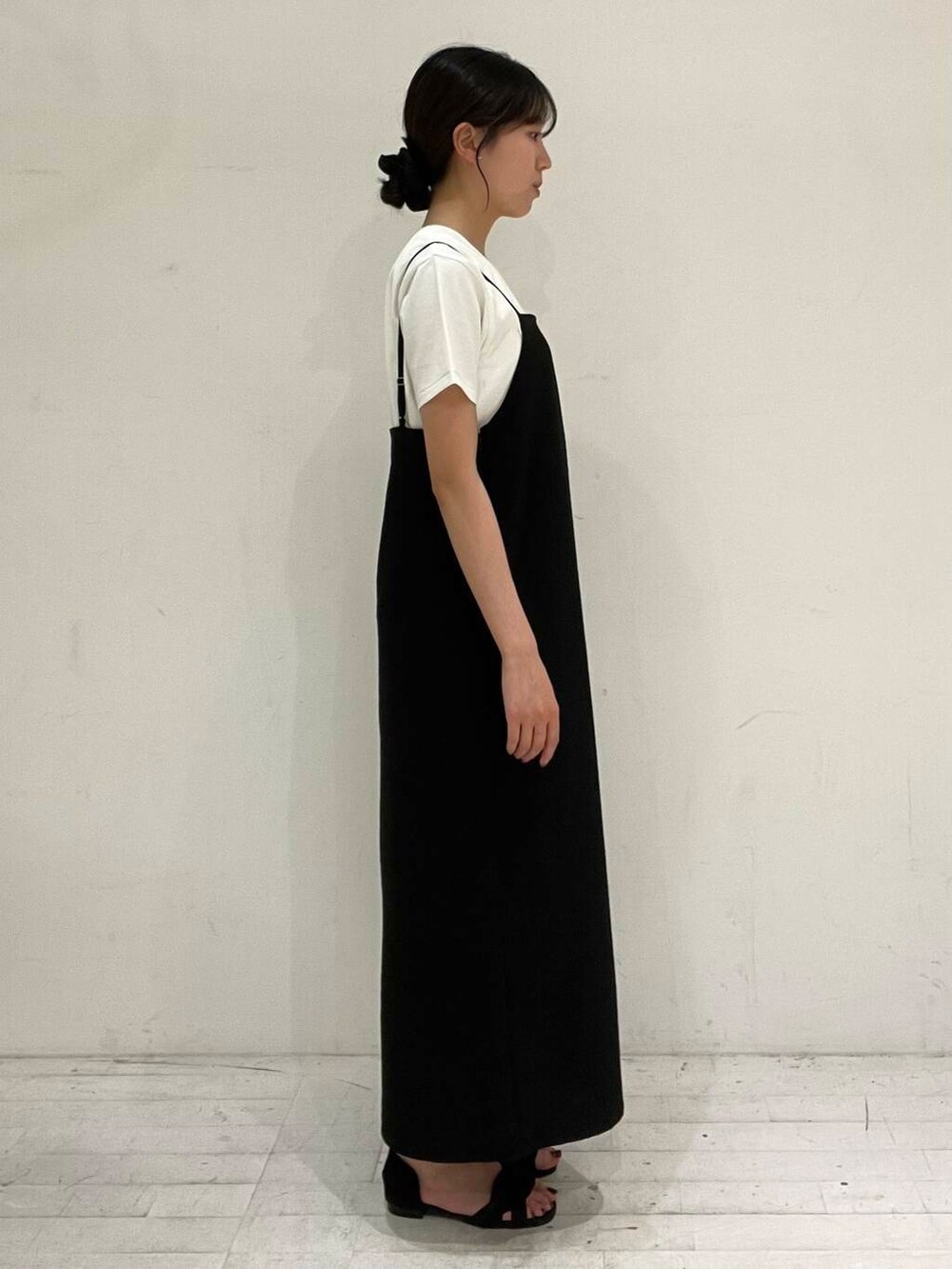 ブラック系のサンダル、ホワイト系のTシャツ/カットソー、ブラック系のショルダーバッグを着用したレディースの夏コーディネートの3枚目の写真