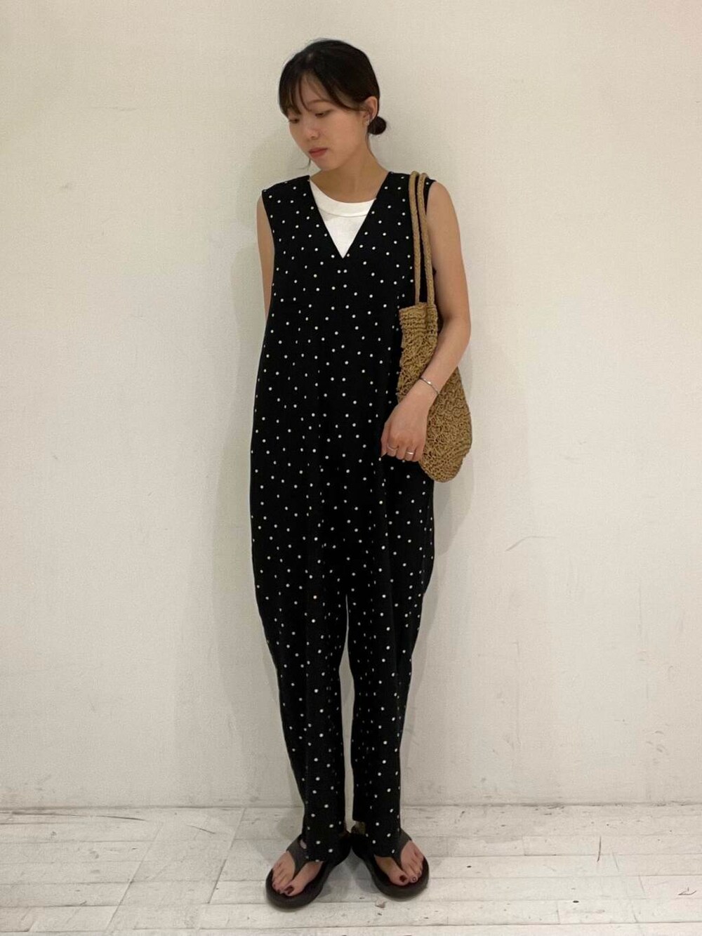 ホワイト系のタンクトップ、ブラック系のサンダル、ブラック系のサロペット/オーバーオールを着用したレディースの夏コーディネートの2枚目の写真