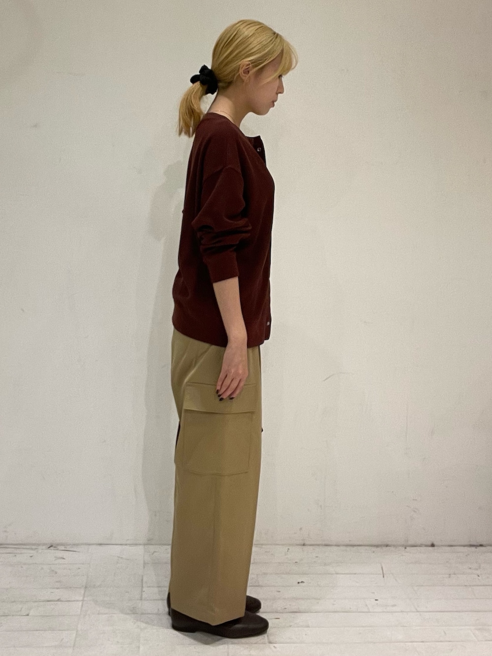 パープル系のその他パンツ、レッド系のカーディガン/ボレロ、レッド系のショルダーバッグを着用したレディースの秋コーディネートの3枚目の写真