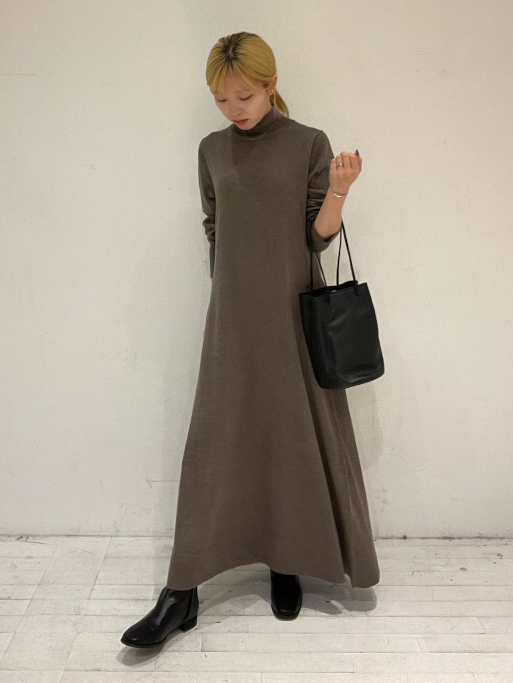 ブラウン系のその他アウター、ブラック系のショルダーバッグ、ブラウン系のワンピースを着用したレディースの秋コーディネートの2枚目の写真