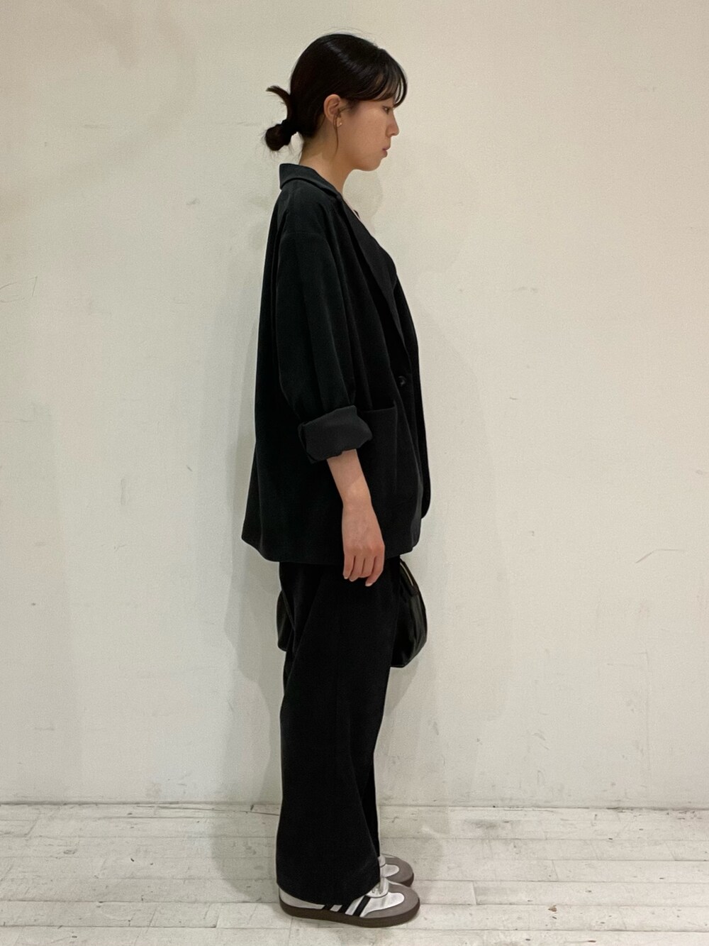 ブラック系のその他アウター、ブラック系のその他パンツ、ホワイト系のスニーカーを着用したレディースの秋コーディネートの3枚目の写真