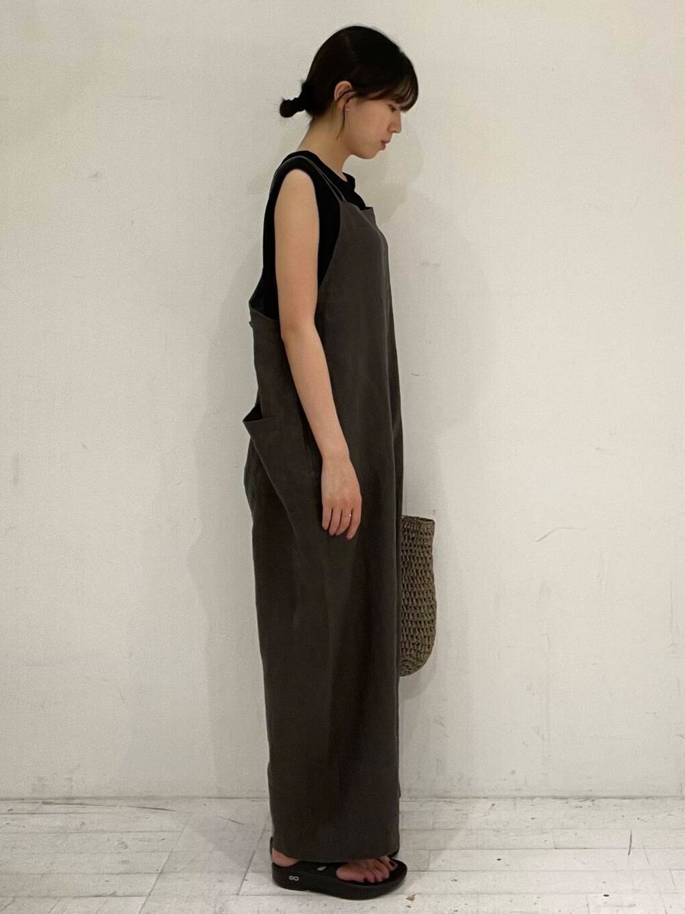 ブラック系のサンダル、グレー系のトートバッグ、グレー系のサロペット/オーバーオールを着用したレディースの夏コーディネートの3枚目の写真