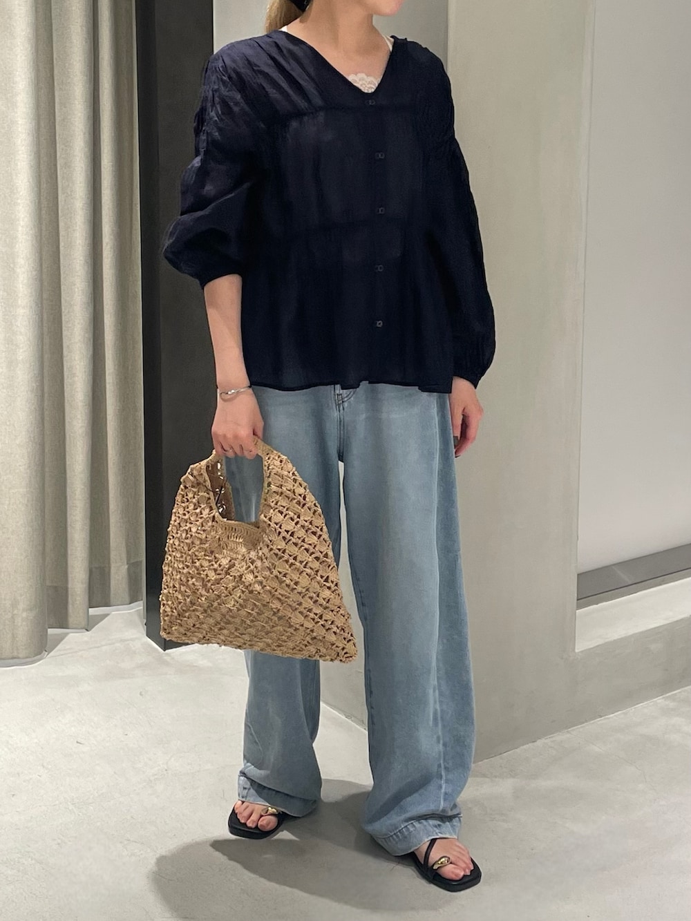 ブルー系のシャツ/ブラウス、ブルー系のデニムパンツ、ブラック系のサンダルを着用したレディースの春コーディネートの2枚目の写真