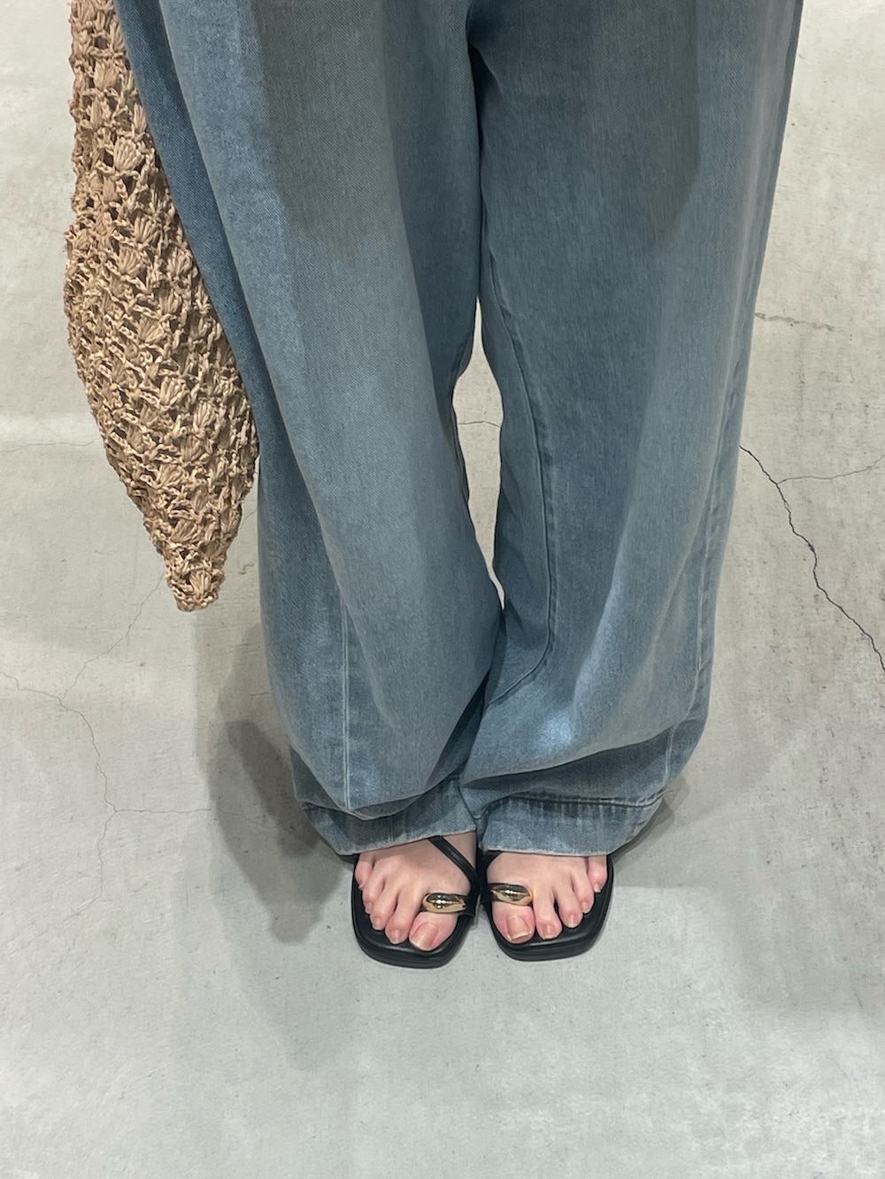 ブルー系のシャツ/ブラウス、ブルー系のデニムパンツ、ブラック系のサンダルを着用したレディースの春コーディネートの6枚目の写真