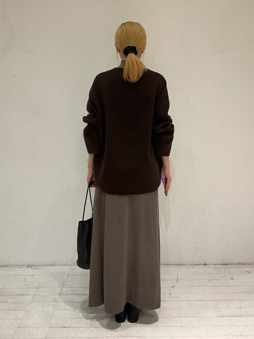 ブラウン系のその他アウター、ブラック系のショルダーバッグ、ブラウン系のワンピースを着用したレディースの秋コーディネートの4枚目の写真