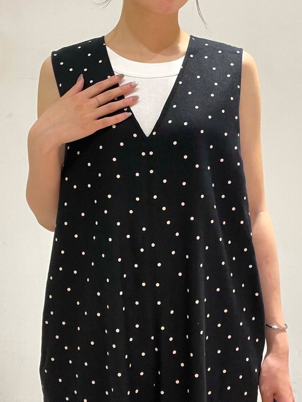 ホワイト系のタンクトップ、ブラック系のサンダル、ブラック系のサロペット/オーバーオールを着用したレディースの夏コーディネートの5枚目の写真