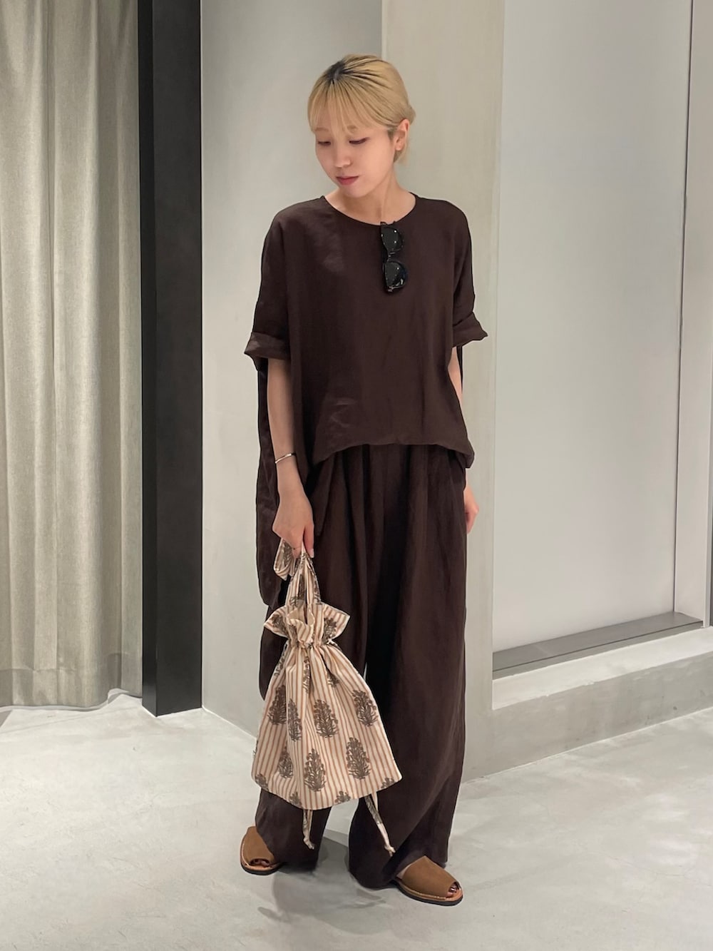 ブラウン系のシャツ/ブラウス、ブラウン系のその他パンツ、グリーン系のサンダルを着用したレディースの夏コーディネートの2枚目の写真