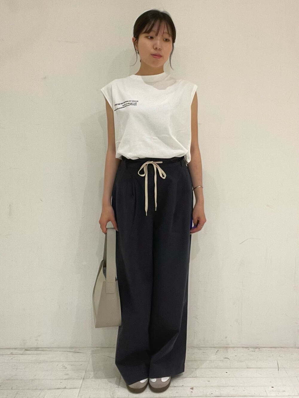 ブルー系のその他パンツ、ホワイト系のTシャツ/カットソー、ホワイト系のスニーカーを着用したレディースの夏コーディネートの2枚目の写真