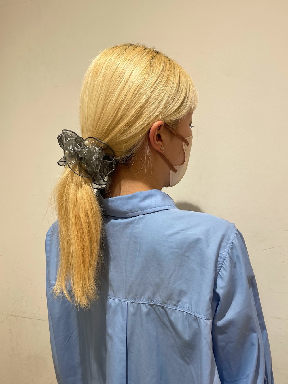 グレー系のその他ヘアアクセサリーを着用したレディースの春コーディネートの2枚目の写真