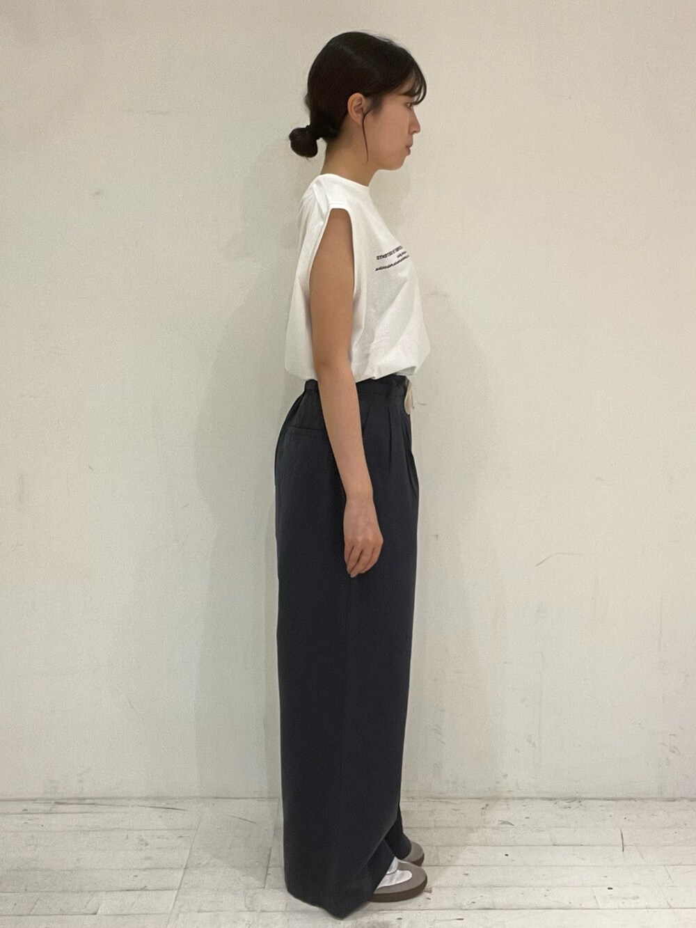 ブルー系のその他パンツ、ホワイト系のTシャツ/カットソー、ホワイト系のスニーカーを着用したレディースの夏コーディネートの3枚目の写真