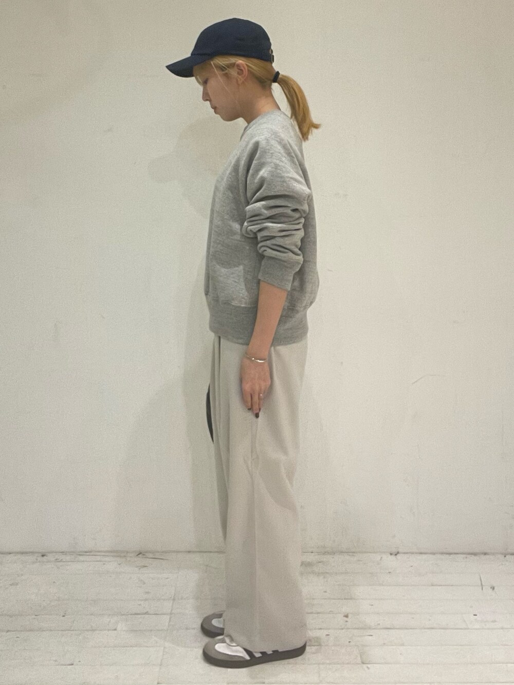 グレー系のその他パンツ、グレー系のスウェット、ホワイト系のTシャツ/カットソーを着用したレディースの秋コーディネートの2枚目の写真