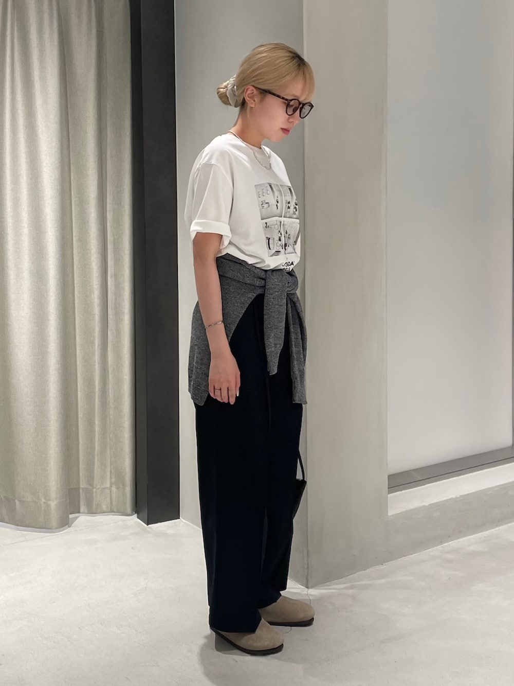 ベージュ系のその他シューズ、ブラック系のハンドバッグ、ホワイト系のTシャツ/カットソーを着用したレディースの夏コーディネートの3枚目の写真